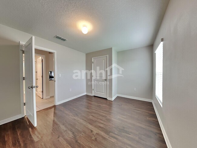 Building Photo - 10416 Flathead Dr