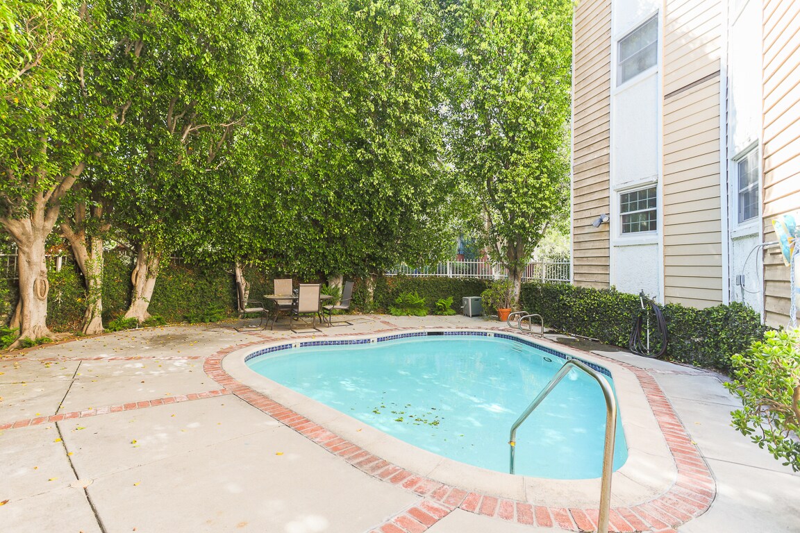 Building Photo - 4401 Moorpark Way