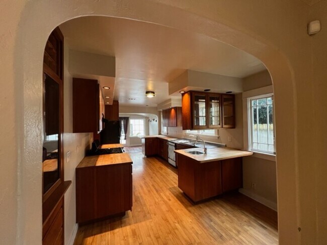 Building Photo - 2520 H St