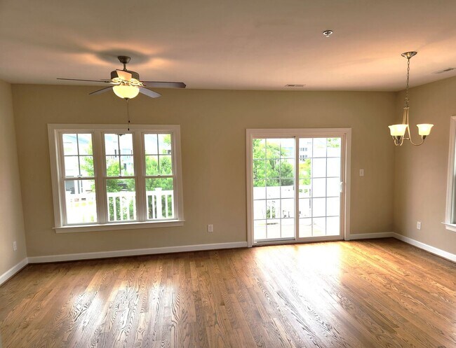 Building Photo - 605 Commonwealth Dr