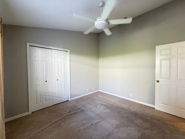 Building Photo - 4 Bedroom 2 Bathroom + Den - Attached Garage and  Heated  Pool!