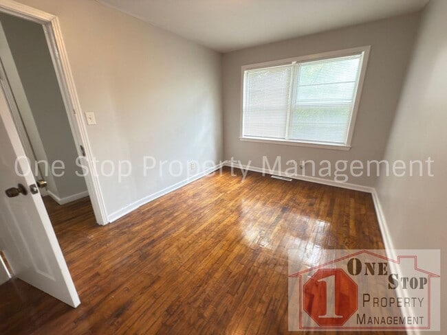 Building Photo - Beautiful 2 Bedroom 1.5 Bathroom in Kansas...