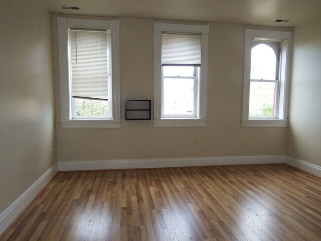 Building Photo - Beautiful Two Level Two Bedroom with Two Baths in Historic Mt Vernon Ready to Move In