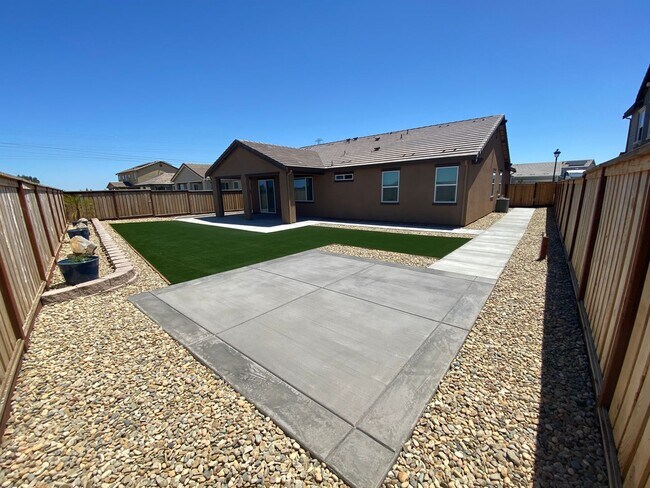 Building Photo - Available NOW - Beautiful and NEW 4 bed / 2 Bath