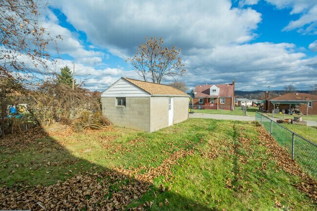 Building Photo - SCORE 50% OFF 1ST MONTH'S RENT IF SIGNED BY APRIL 17! Amazing 2 bedroom home in Clairton availabl...