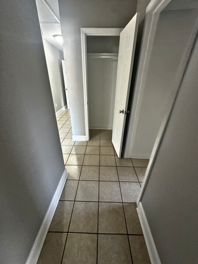 Building Photo - 300 Maple St