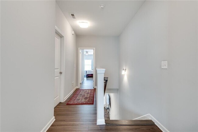 Building Photo - 768 Aerial Way