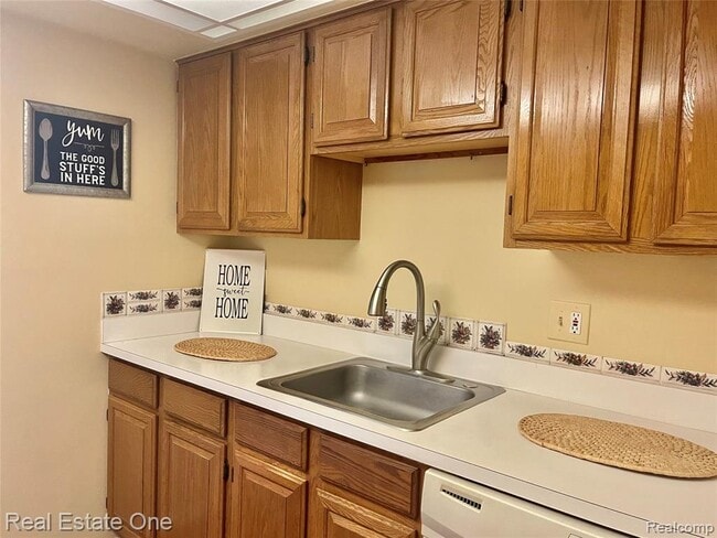 Building Photo - 688 E Fox Hills Dr