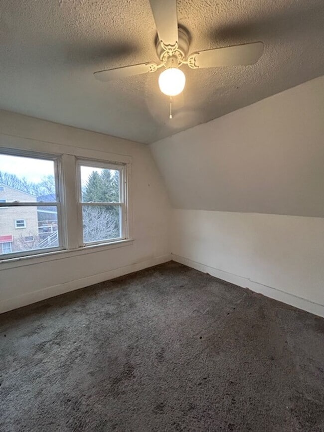 Building Photo - 2 Bedroom House - Available Now!