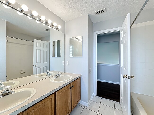 Building Photo - 3235 Falcon Point Dr