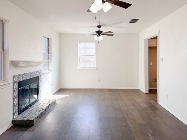 Building Photo - 316 S Watson St