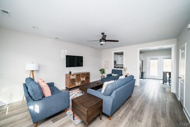 Building Photo - 16 Villa Ct