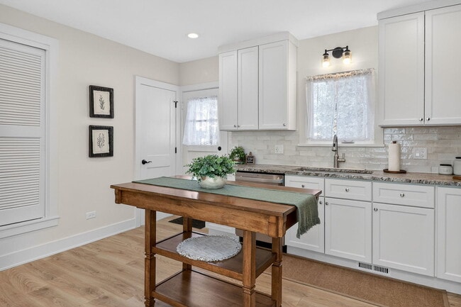 Building Photo - 102 E 56th St