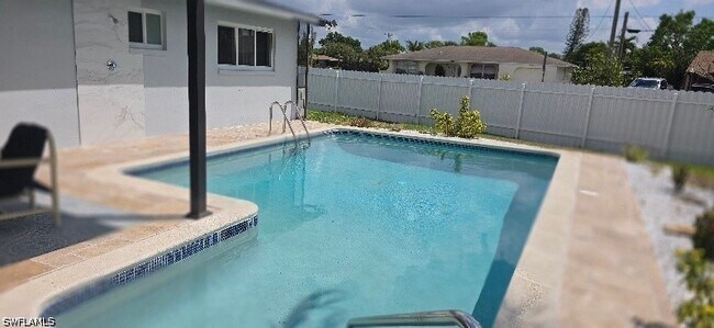 Building Photo - 1118 NE Pine Island Ln