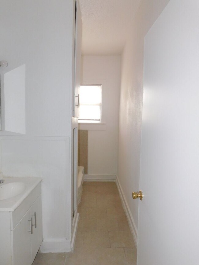 Building Photo - Cozy & Convenient Living in San Antonio’s East Side