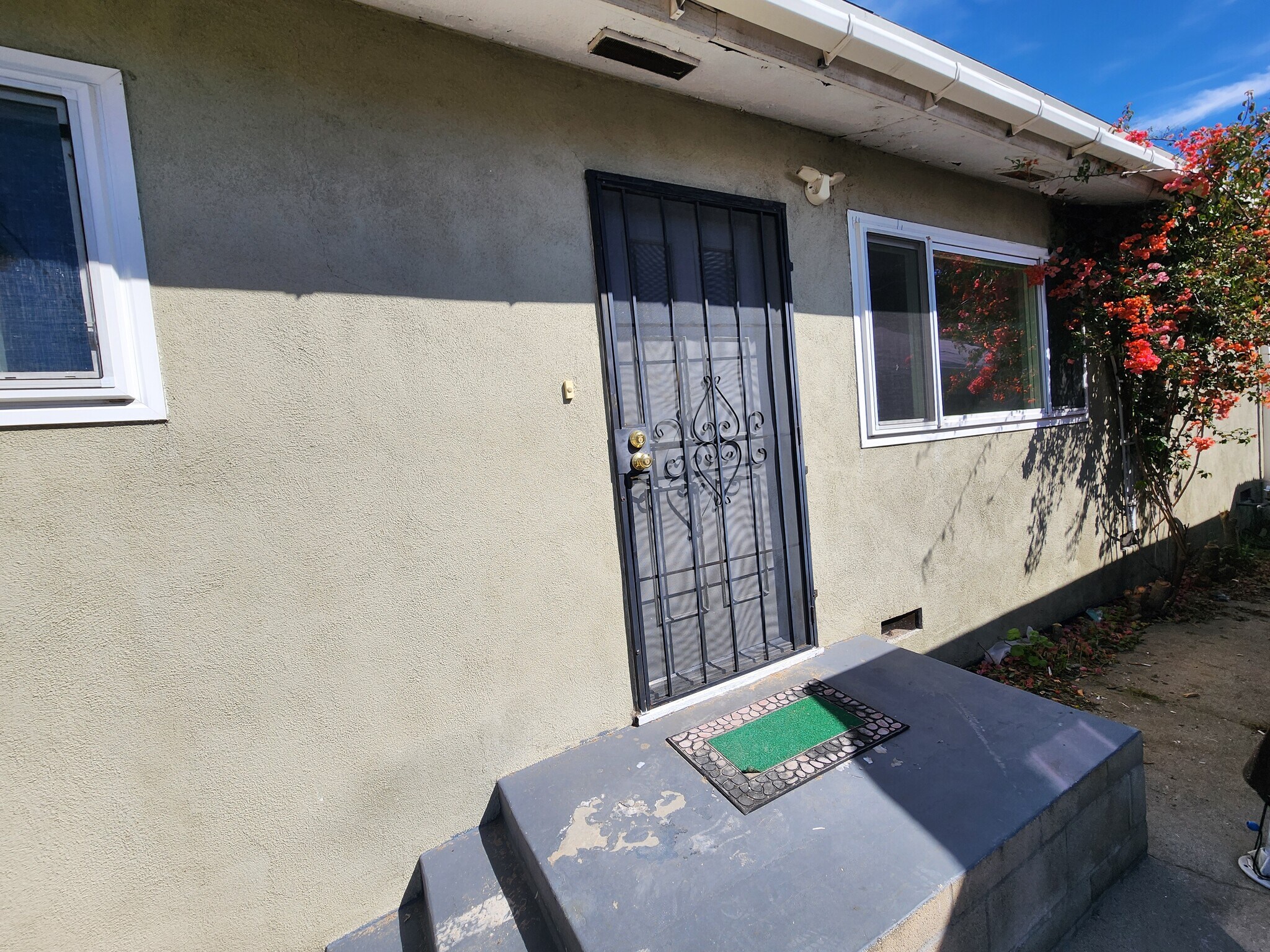 Building Photo - 10449 Cantara St