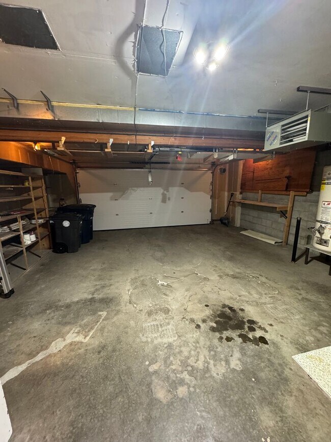 Building Photo - Stunning 2 bedroom townhouse