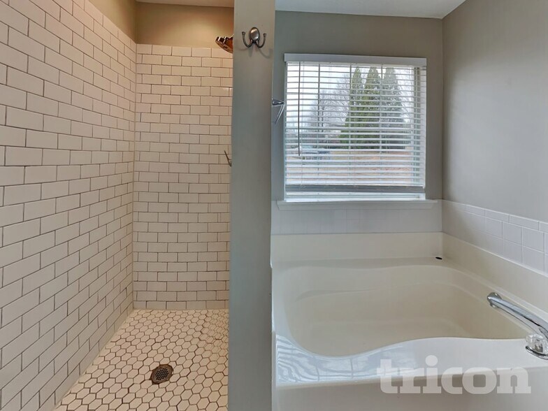 Building Photo - 530 Mackinaw Dr