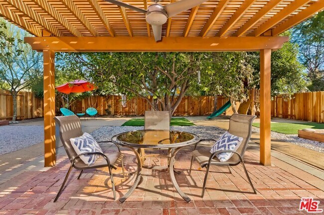 Building Photo - 7236 Encino Ave