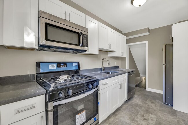 Building Photo - Fully Renovated 3 Bedroom Rowhome- Baltimo...