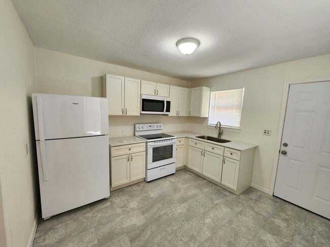 Building Photo - 112 1st Ave N