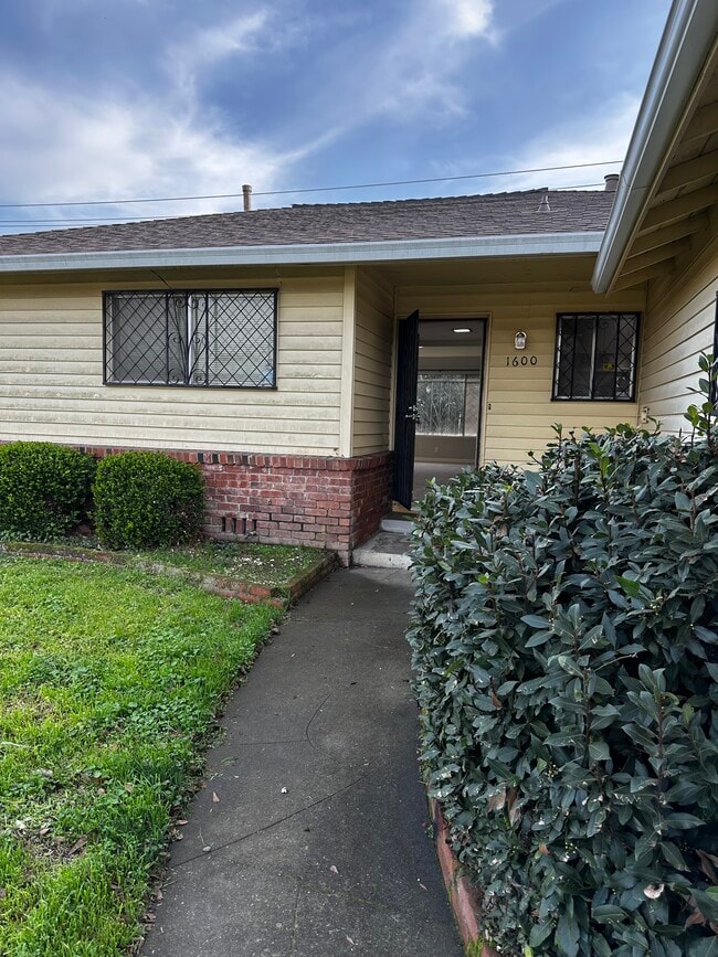 Building Photo - 1600 60th Ave