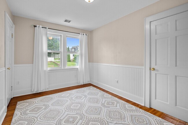 Building Photo - 14 Maple St