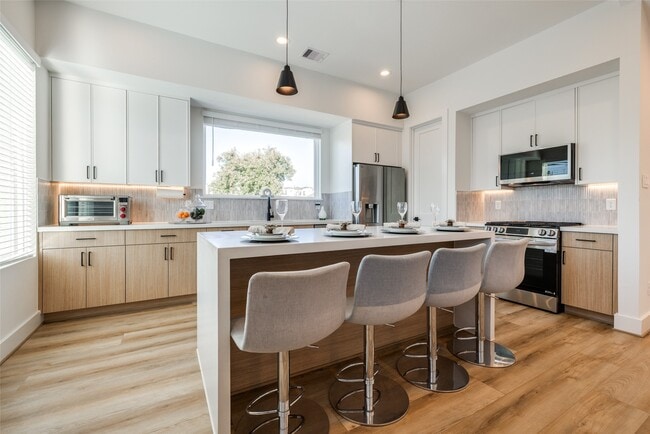 Building Photo - 412 N Nagle St