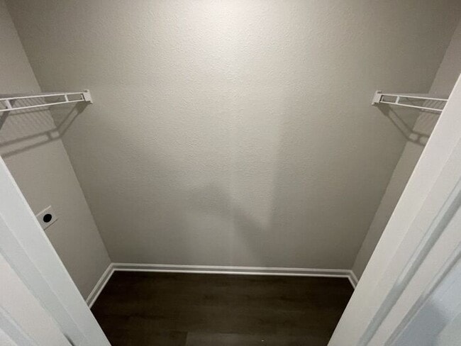 Building Photo - 2bd 2.5 Bathroom Townhome!