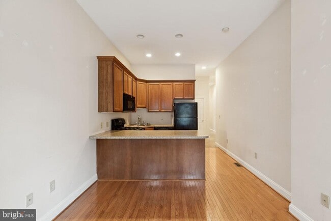 Building Photo - 2542 W Girard Ave