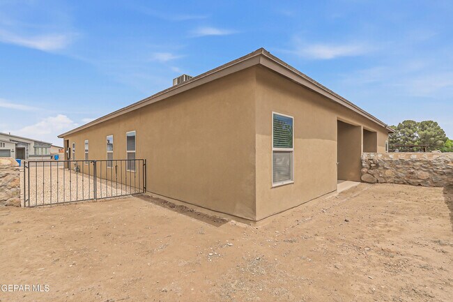 Building Photo - 11500 Summer Dr
