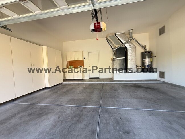 Building Photo - Gated Two Bedroom Home