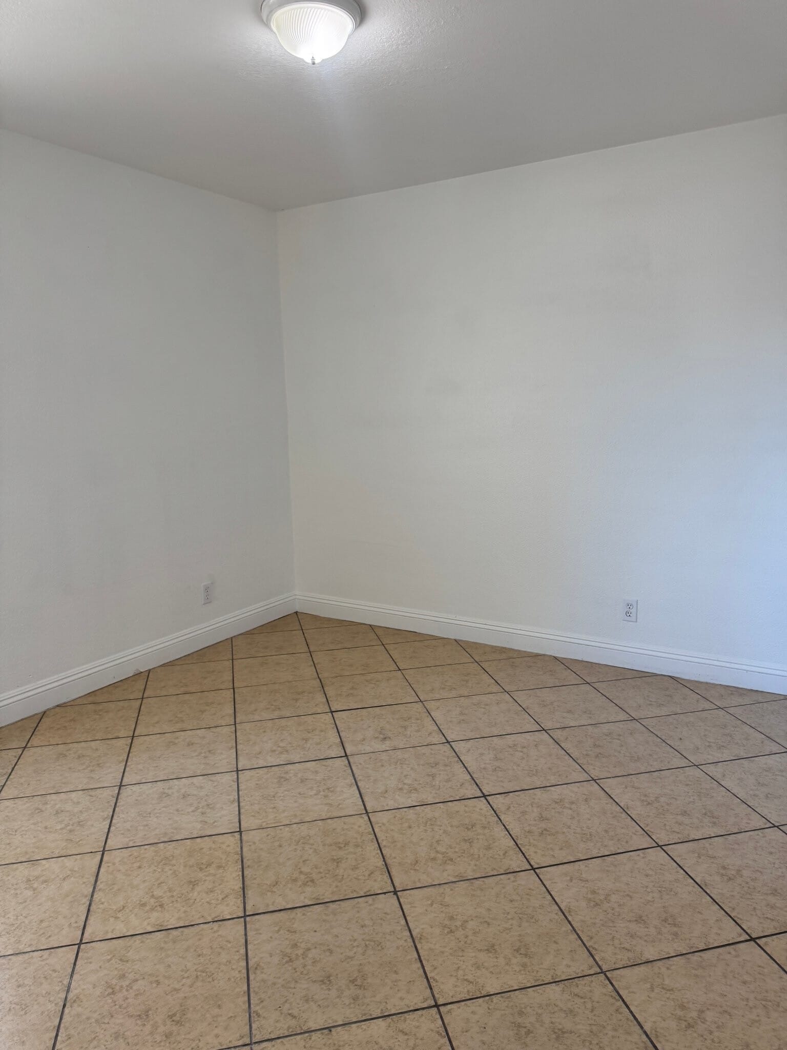 Building Photo - 721 W 1st St