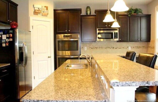 Building Photo - 1437 Vergeland Dr