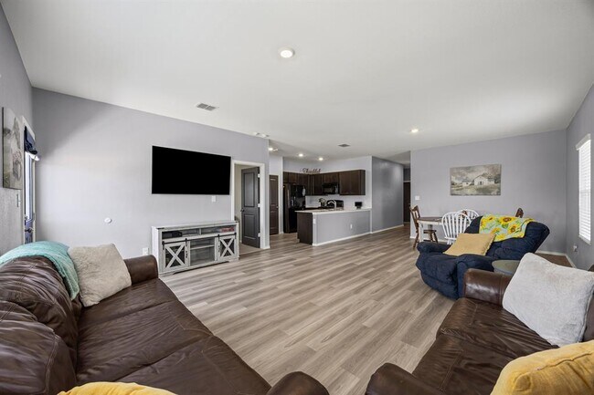 Building Photo - 2402 Sunray Ct