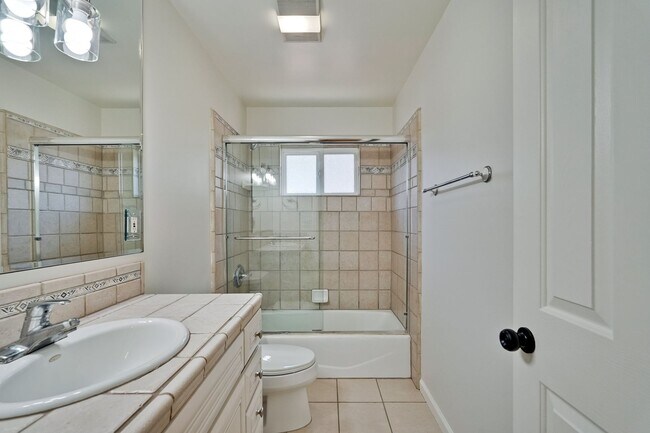 Building Photo - 941 // (Duplex)