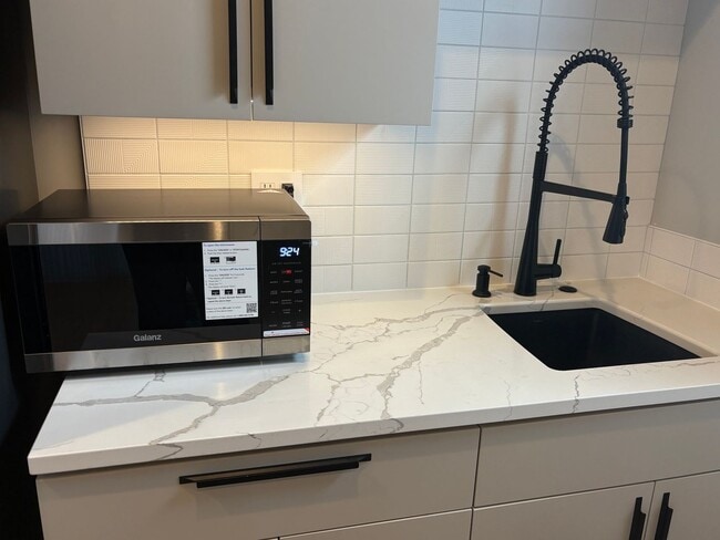 Building Photo - One bedroom apartment on Bend's SW side. E...