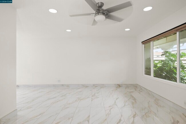 Building Photo - 560 La Copita Ct