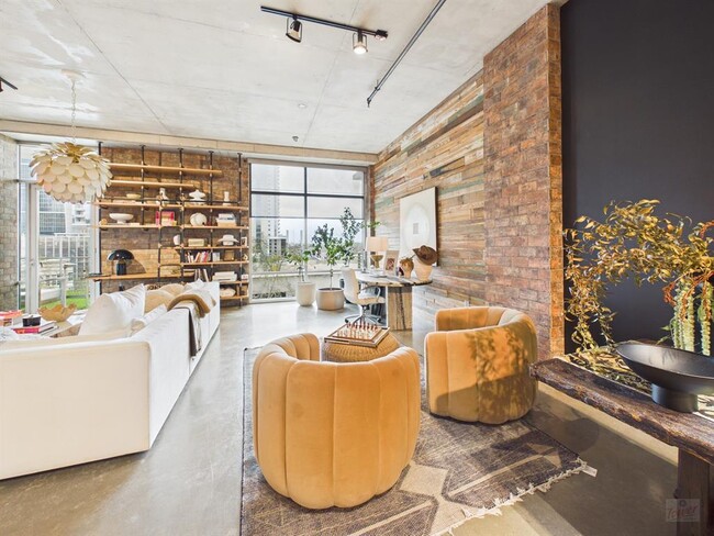 Building Photo - 800 W 5th St