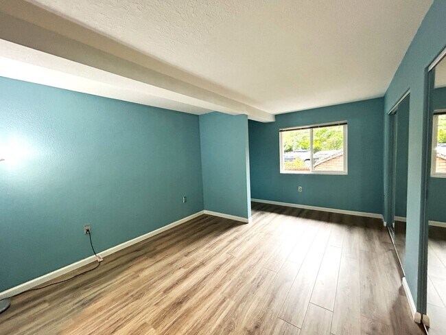 Building Photo - Cozy, Conveniently Located Large One Bedroom Condo!