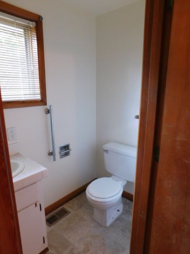 Building Photo - 3Bd/2Ba Single Story House - Available To ...