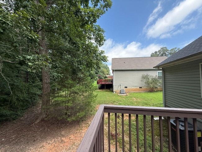 Building Photo - Spacious 3 Bedroom, 2 Bath Home with Garag...