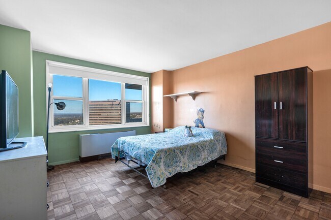 Building Photo - 2000 Linwood Ave