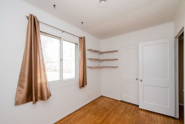 Building Photo - 2307 Kenwood Ave