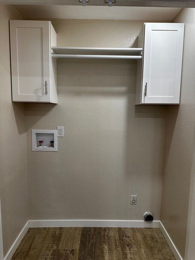 Building Photo - Beautifully updated 2 Bedroom duplex in PT