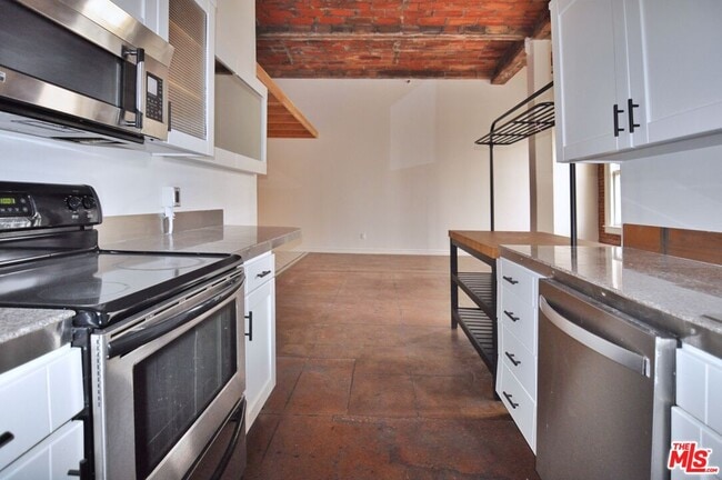 Building Photo - 215 W 7th St