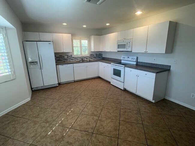 Building Photo - 1126 Calmar Ave