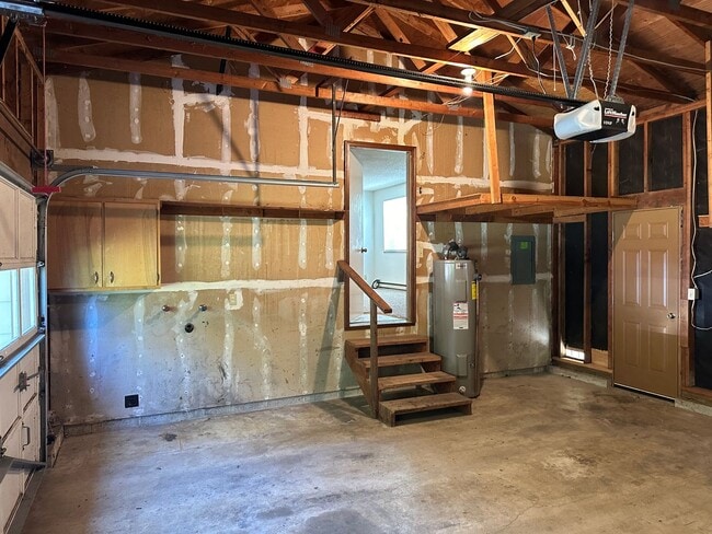 Building Photo - 2 bedroom 1.5 bathroom duplex in quiet Thu...