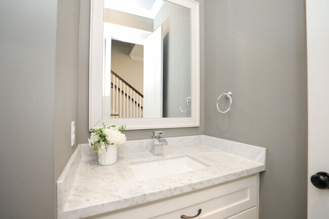 Building Photo - 907 E 25th St