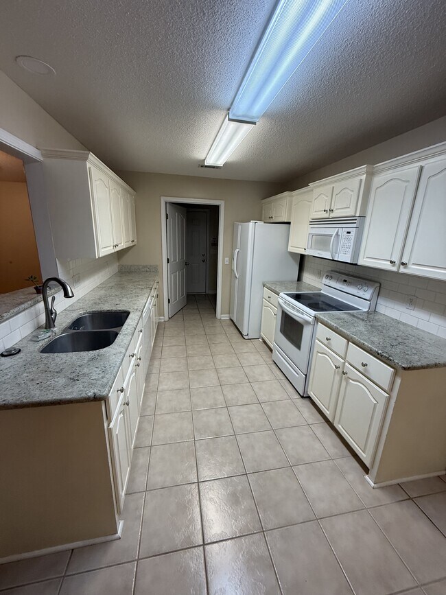 Building Photo - 210 S Idlewild Path